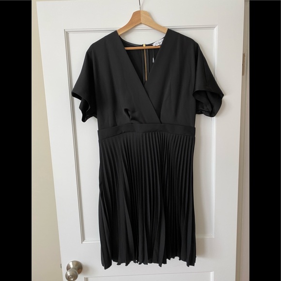 Closet London wrap front pleated midi skater dress in black ASOS - Picture 5 of 9